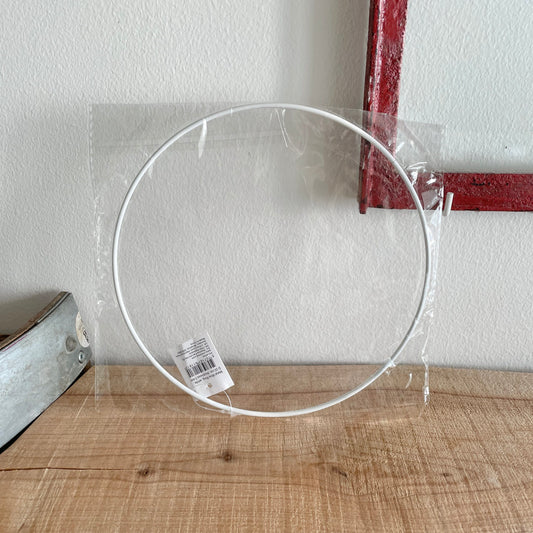 Metalring, hvid, 20 cm i emballage, stående