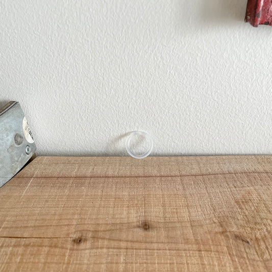 Transparent O-ring, enkelt, set fra siden foran hvid væg