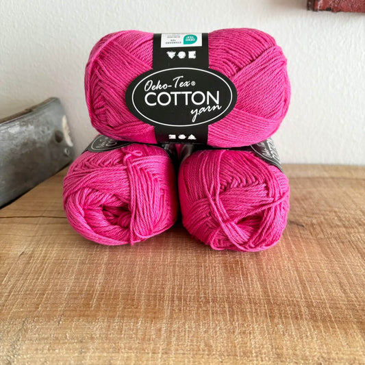 Tre garnnøgler Bomuld 8/4 Oeko-Tex i pink, stablet