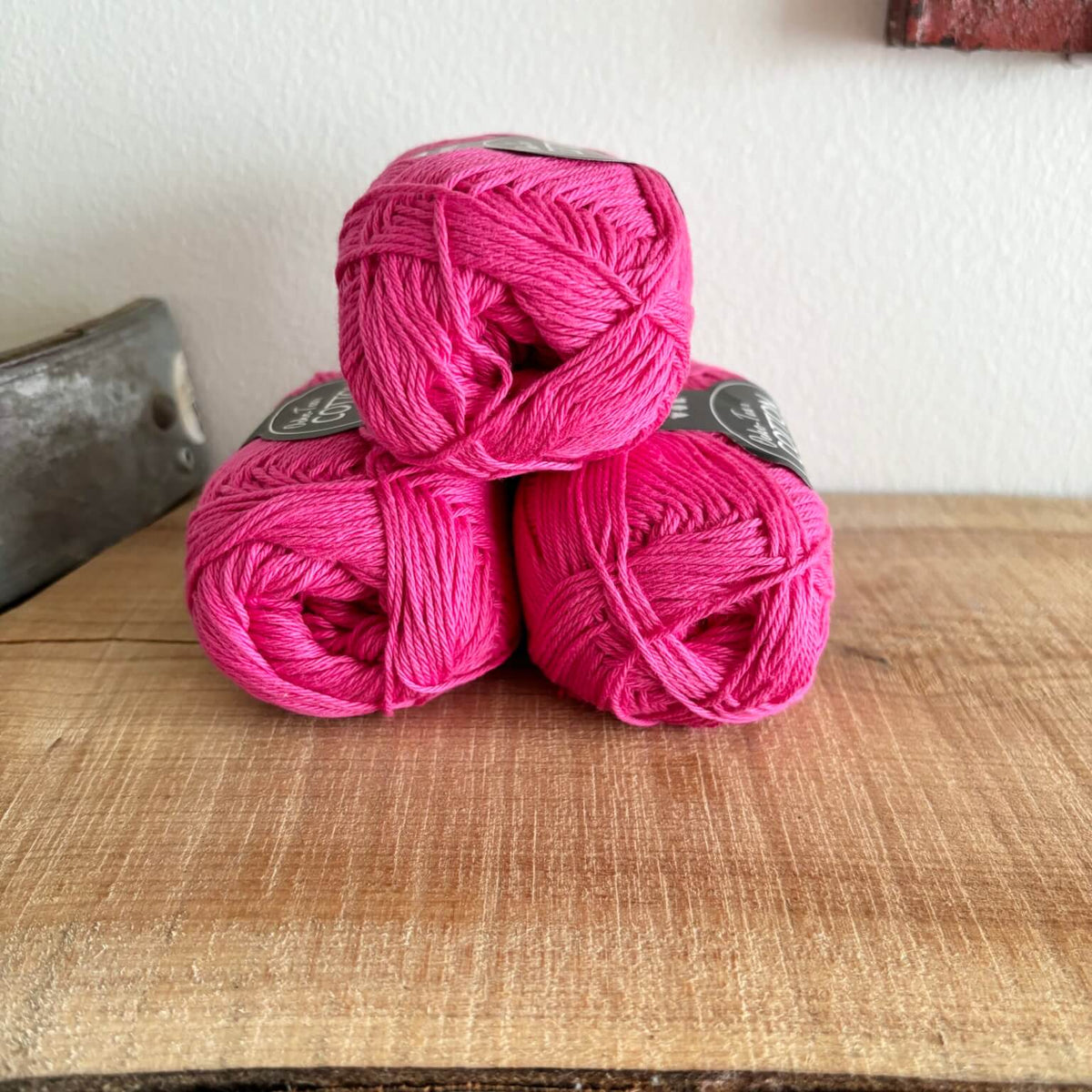 Bomuld 8/4 Oeko-Tex pink, nærbillede af tre garnnøgler