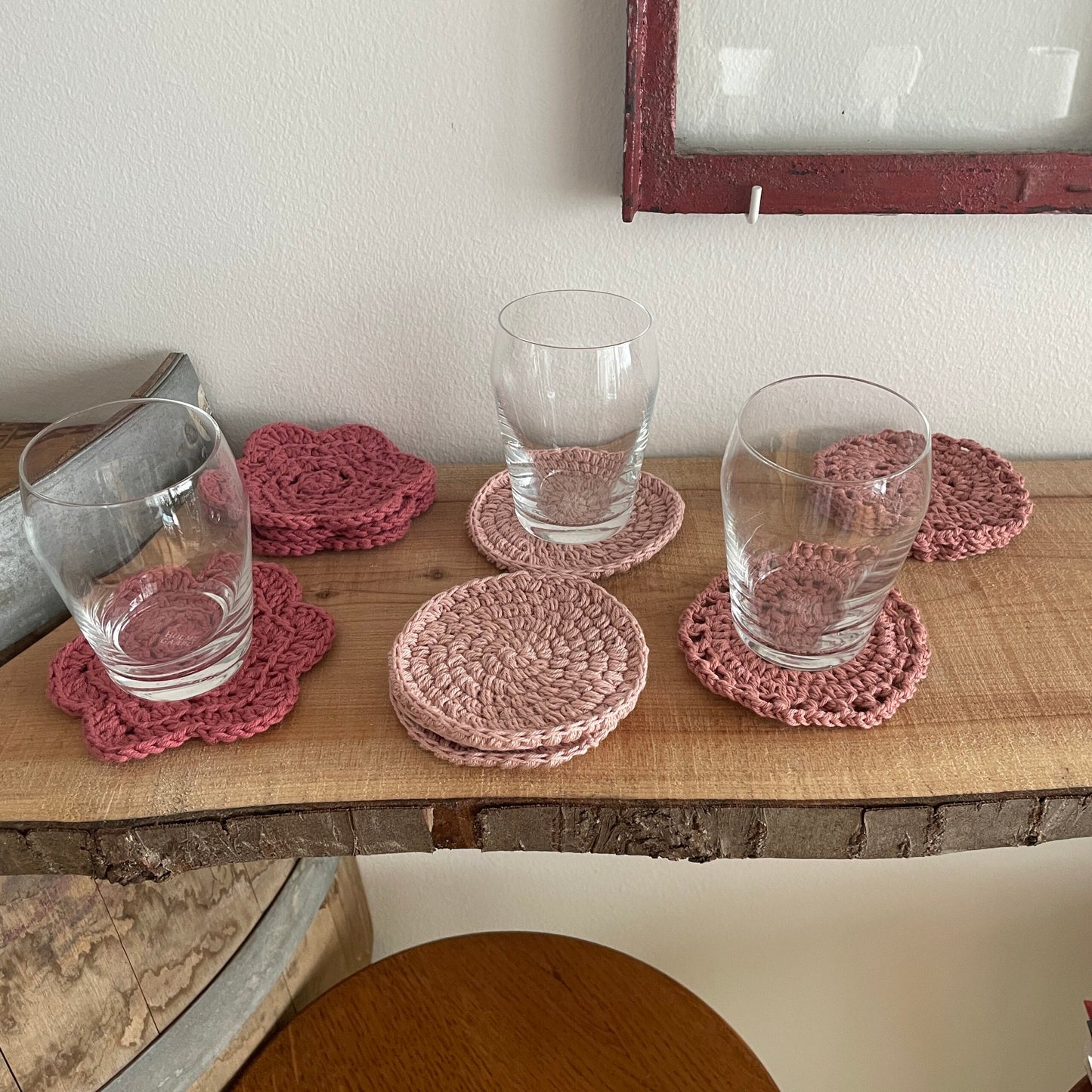 Hæklede glasunderlægger i tre design, med drikkeglas ovenpå