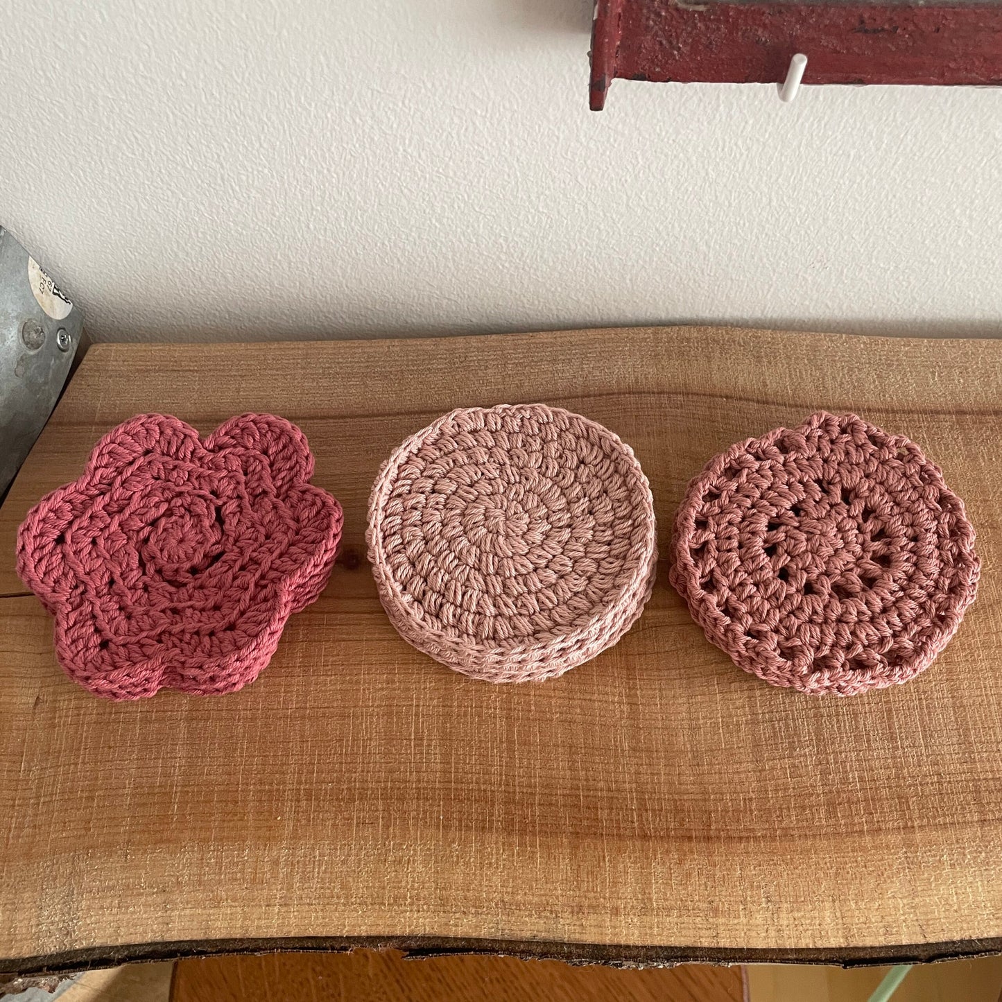 Hæklede glasunderlægger i tre design – blomst, rund og granny square
