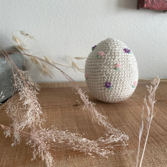 Hæklet påskeæg med perler og hvide blomsterdetaljer