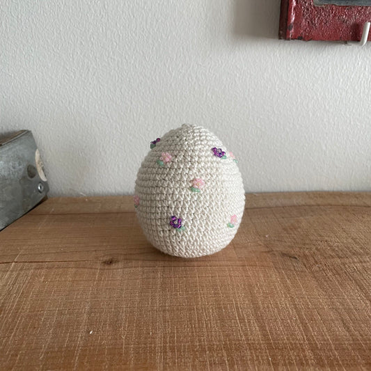Forside af hækleopskrift påskeæg med perler fra Høvisch Design