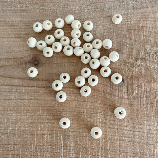 Perler, Træ 8 mm, løse perler spredt på bord