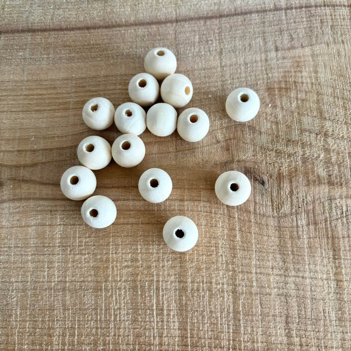 Perler, Træ – løse perler spredt på bord, variant 1
