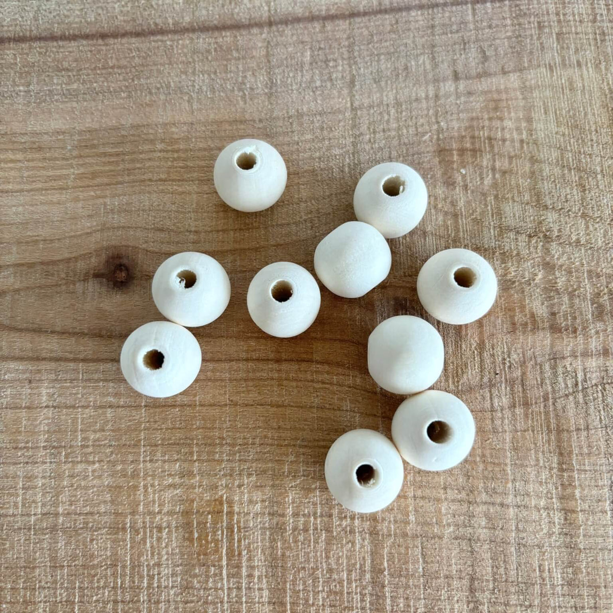 Perler, Træ – løse perler spredt på bord, variant 2