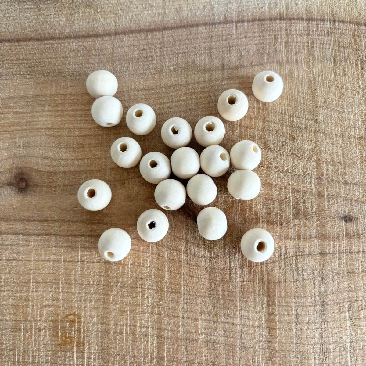 Perler, Træ – løse perler spredt på bord, variant 3