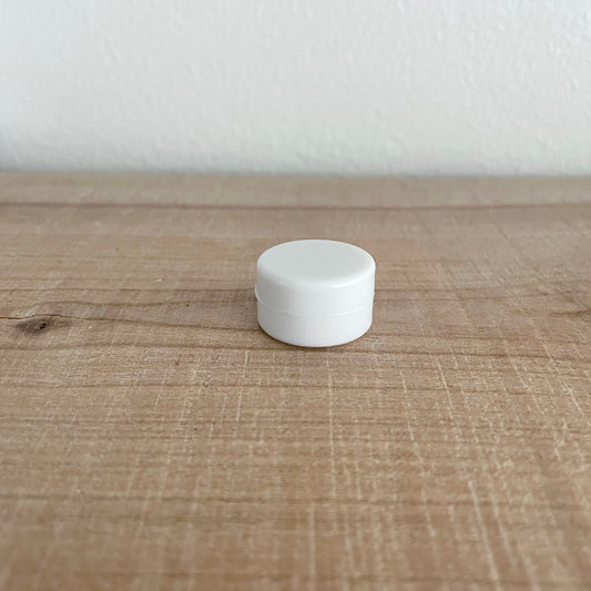 Hvid rasle på 21 mm i plast, nærbillede på bord