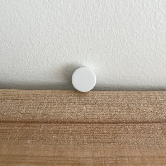Hvid rasle på 21 mm i plast, nærbillede ved væg