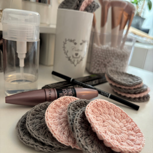 Rondeller i gråt og lyserødt ved makeupprodukter på bord