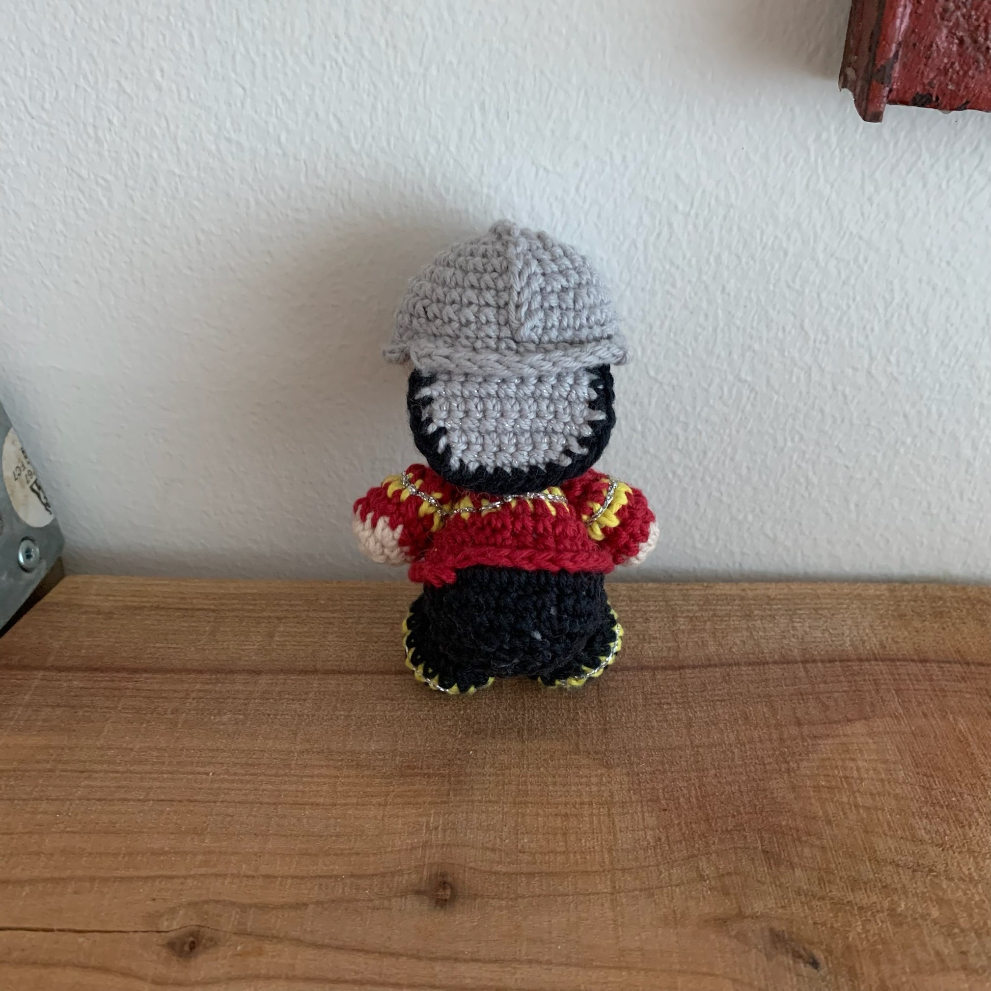 Brandmand-figuren set fra siden