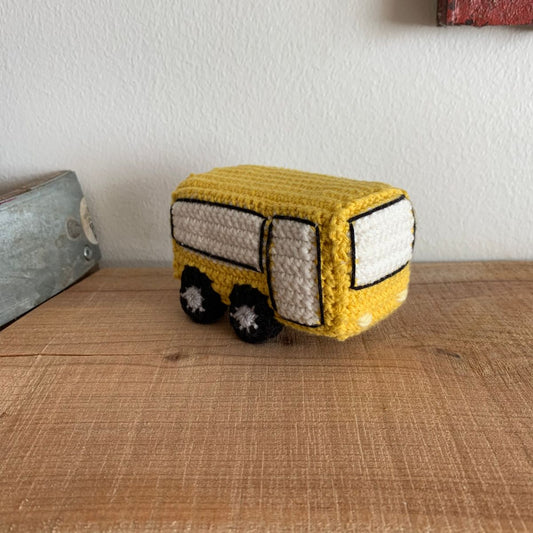 Hæklet gul bus-figur forfra