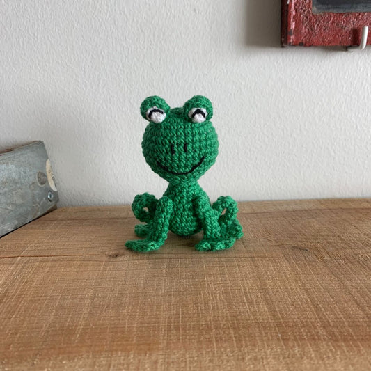 Hæklet grøn frø-figur forfra