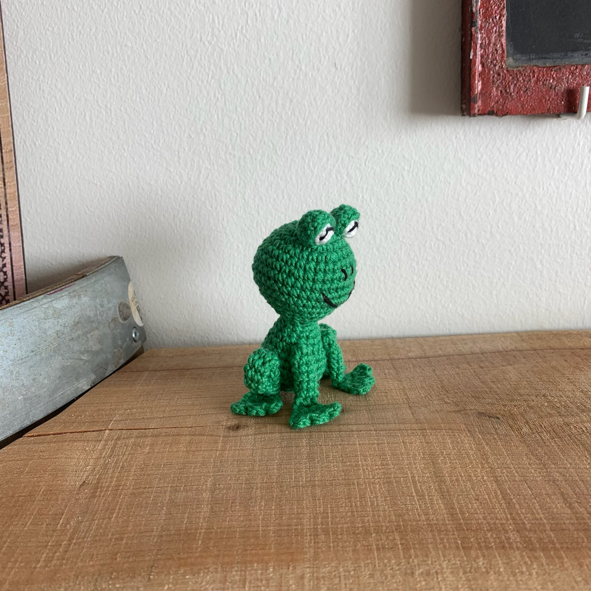 Frø-figuren set fra siden