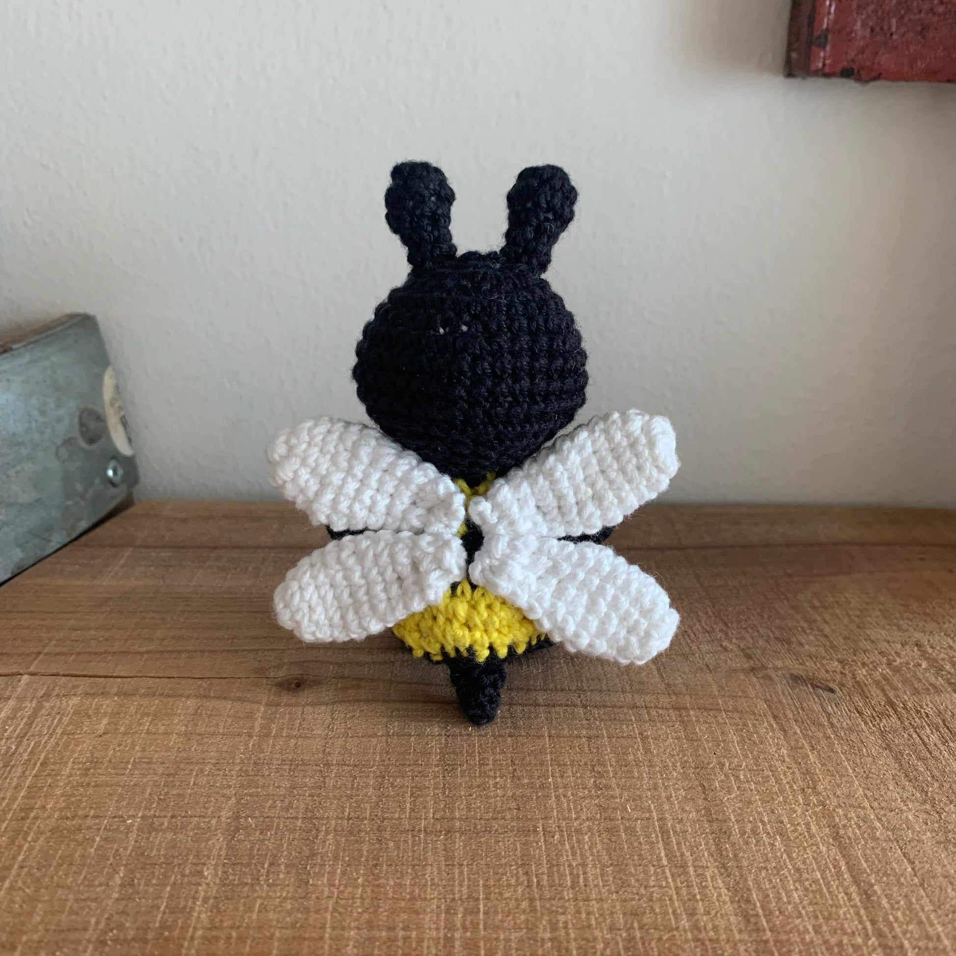 Humlebi-figuren set bagfra med vingerne synlige