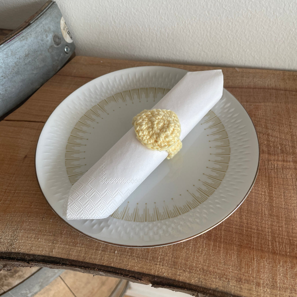 Nærbillede af den gule runde servietring