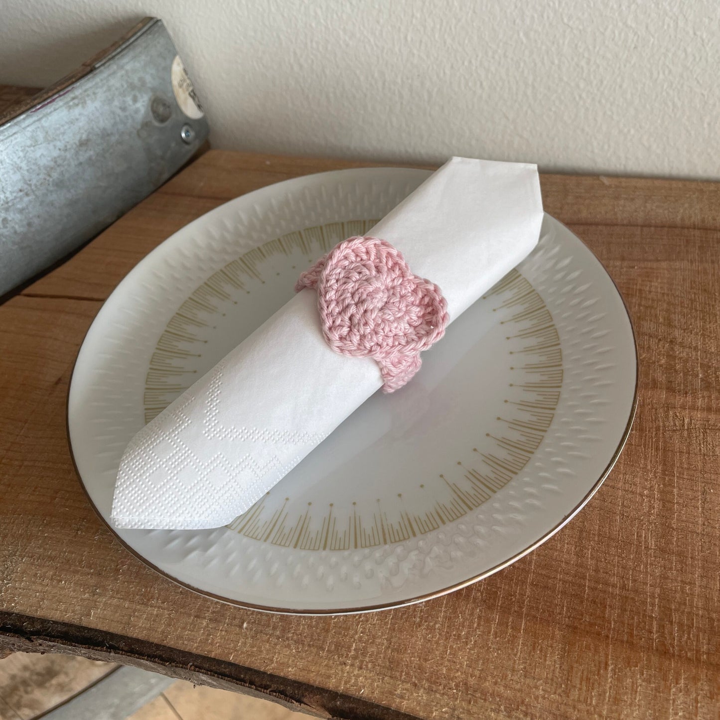 Nærbillede af det lyserøde hjerteformede servietring