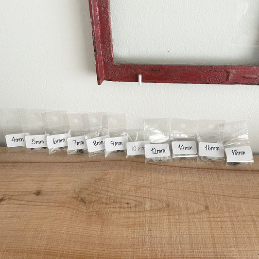 Sikkerhedsøjne i alle størrelser 4-18 mm, opstillet på hylde