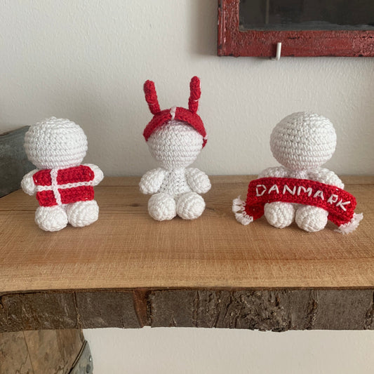 Forside af hækleopskrift til tilbehør danske roligans fra Høvisch Design