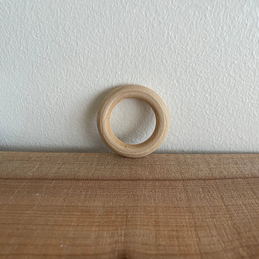 Træ ring på 5,5 cm i diameter til bideringe og babylegetøj, hængt op