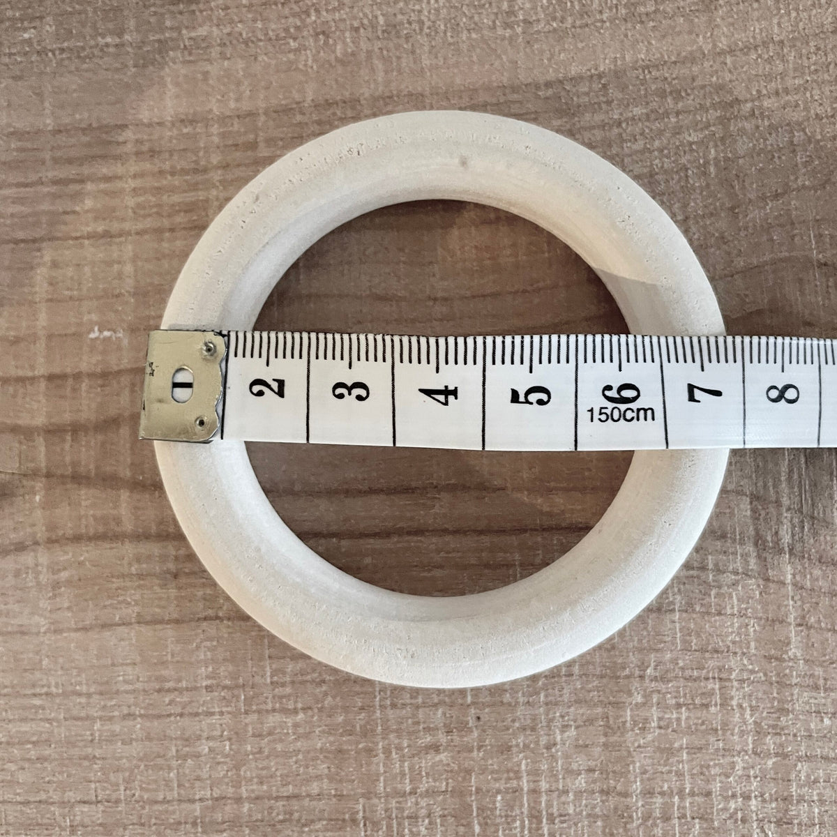 Træ ring på 6,8 cm, nærbillede af ubehandlet træoverflade