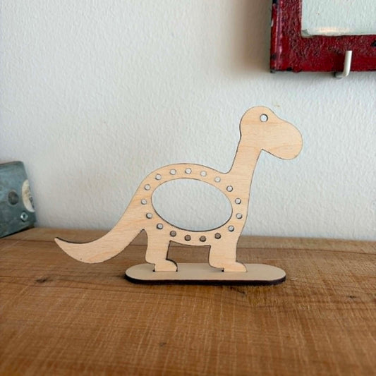 Træfigur af brachiosaurus dinosaur i træ til broderi, set fra siden – Høvisch Design