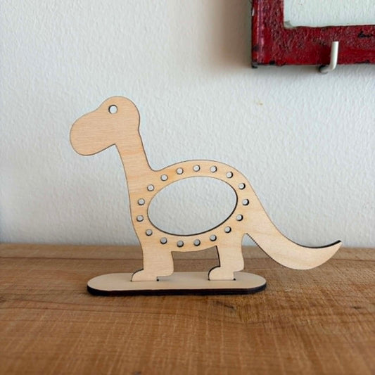 Træfigur af brachiosaurus dinosaur i træ til broderi med garn, står på fod – Høvisch Design