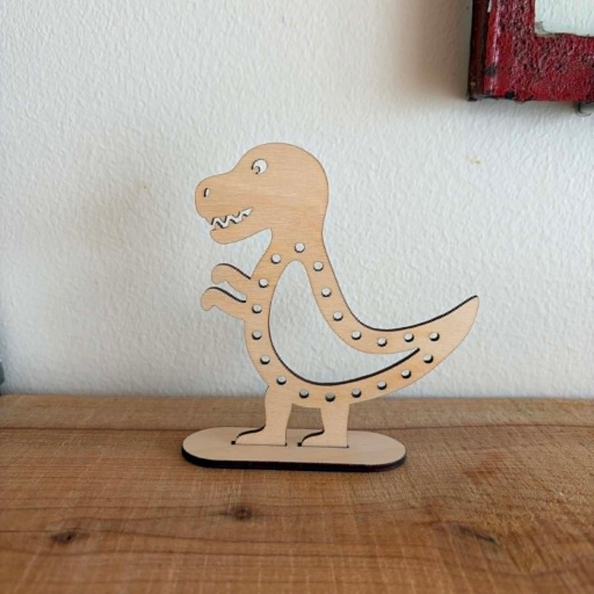 Træfigur af T-rex dinosaur i træ til broderi, set fra siden – Høvisch Design