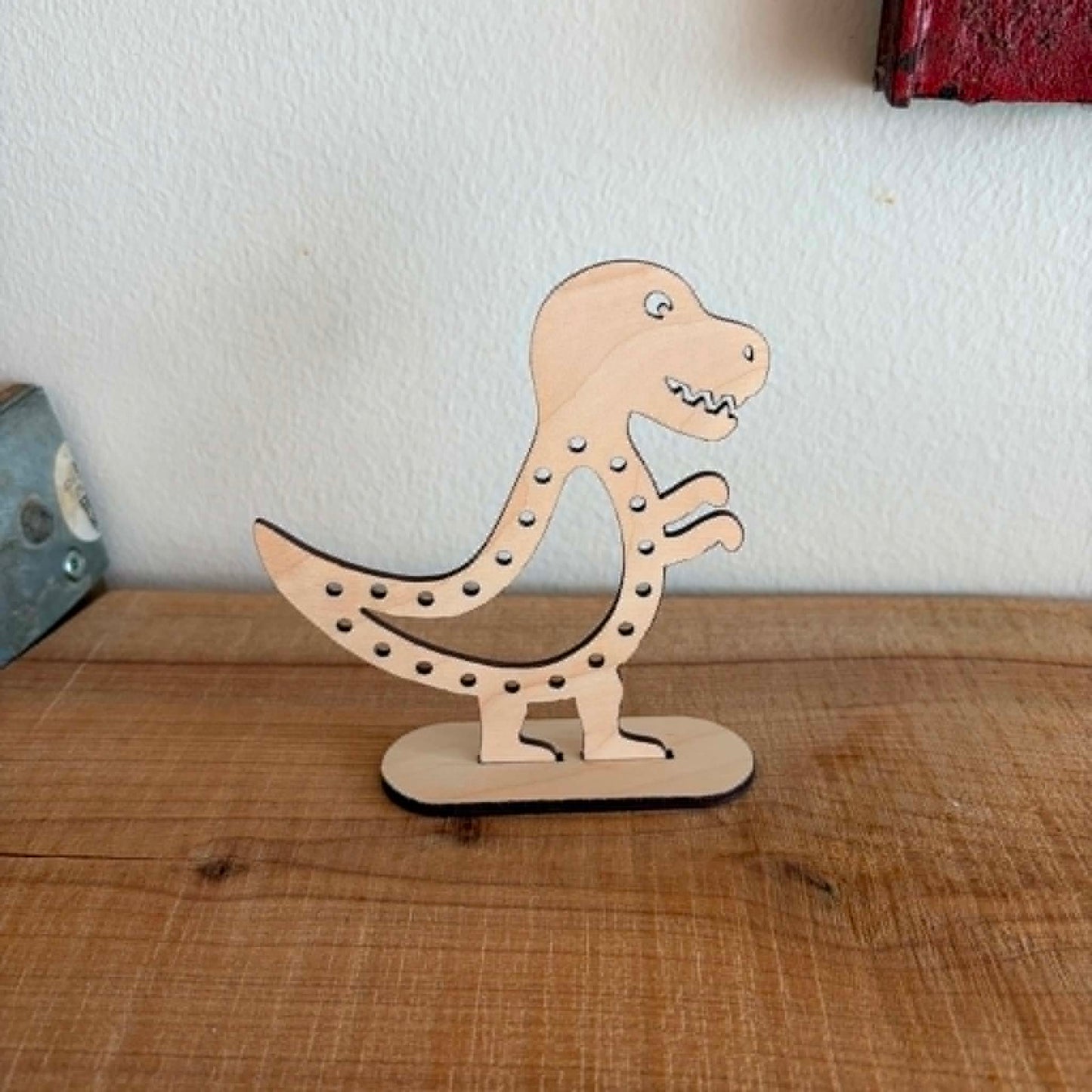 Træfigur af T-rex dinosaur i træ til broderi med garn, står på fod – Høvisch Design