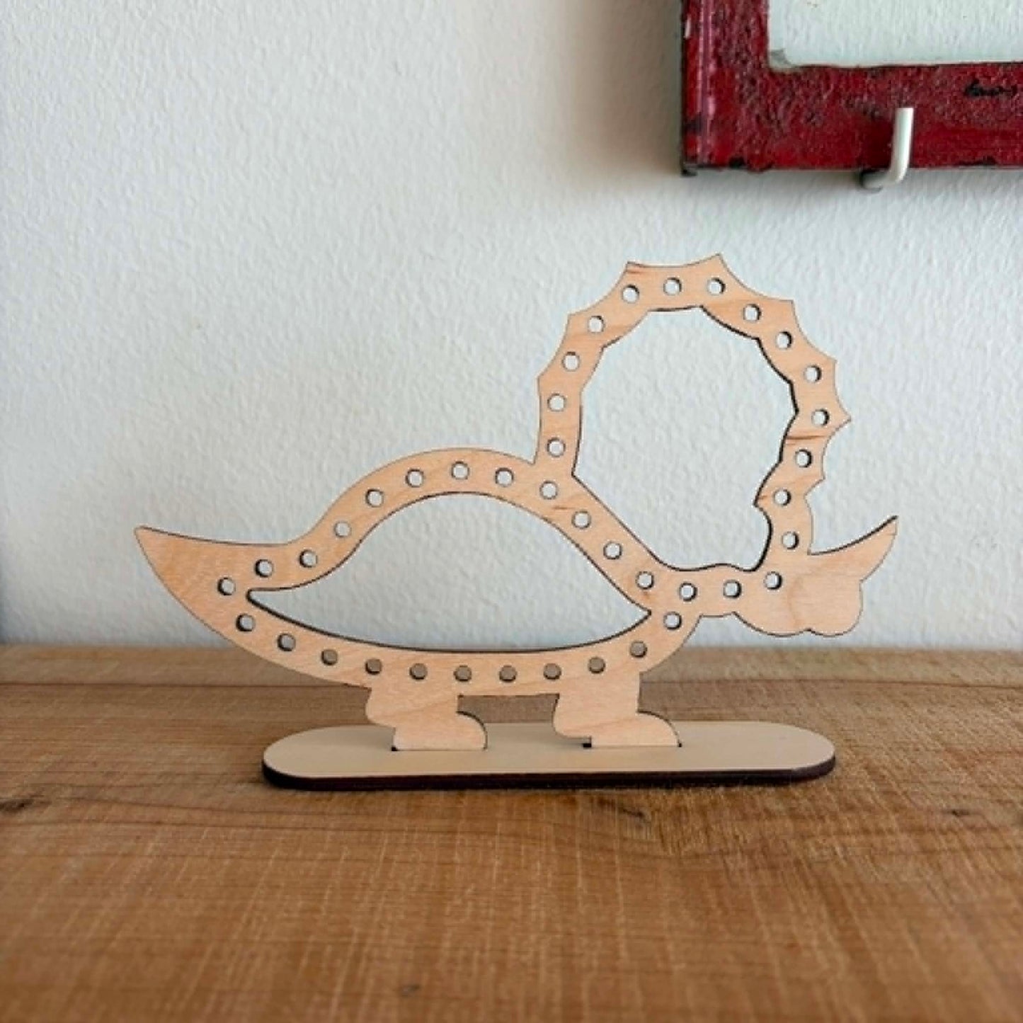 Træfigur af triceratops dinosaur i træ til broderi, set fra siden – Høvisch Design