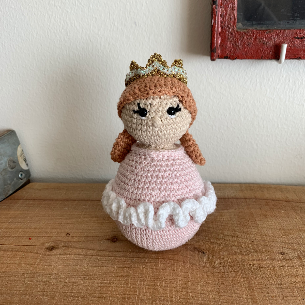 Hæklet prinsesse-tumling i lyserødt med guldkrone forfra