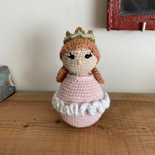 Hæklet prinsesse-tumling i lyserødt med guldkrone forfra